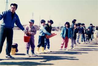 バケツリレー土を運搬.jpg